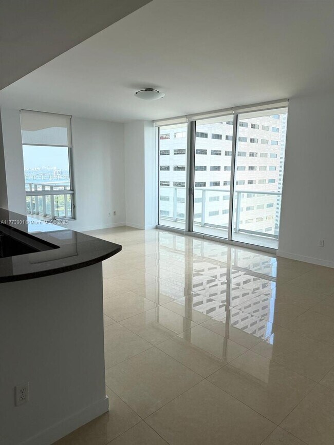 Foto del edificio - 300 S Biscayne Blvd