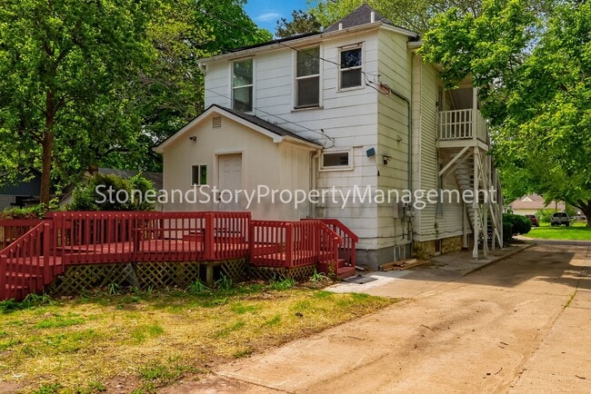 Foto del edificio - Large 4 bedroom 2 bath in well established Oakland neighborhood