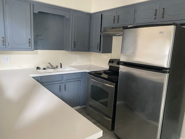 Building Photo - Remodeled 1/1.5 Duplex in Quiet Denison Ne...