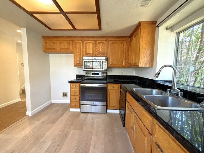 Building Photo - Charming 2 Story Family Home 3 Beds 2.5 Baths