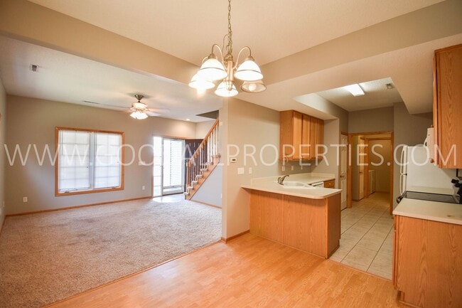 Building Photo - Beautiful West Des Moines Townhome for Rent