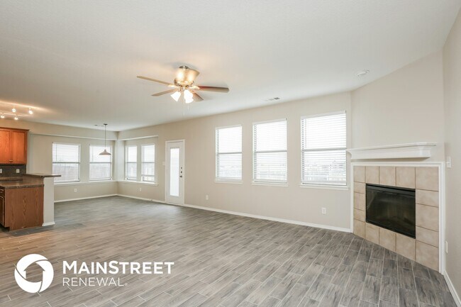 Foto del edificio - 533 Crown Oaks Dr