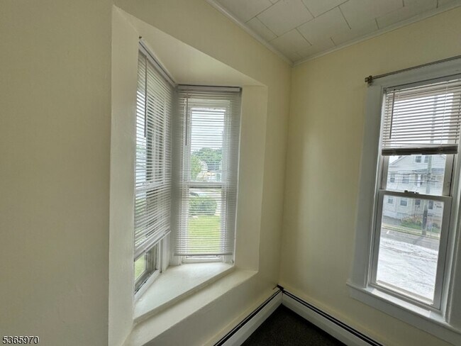Building Photo - 156 Brown Ave
