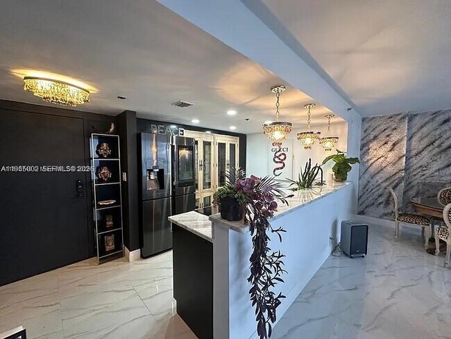 Foto del edificio - 7601 E Treasure Dr