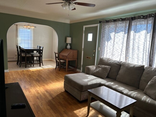 Building Photo - Cozy upper unit