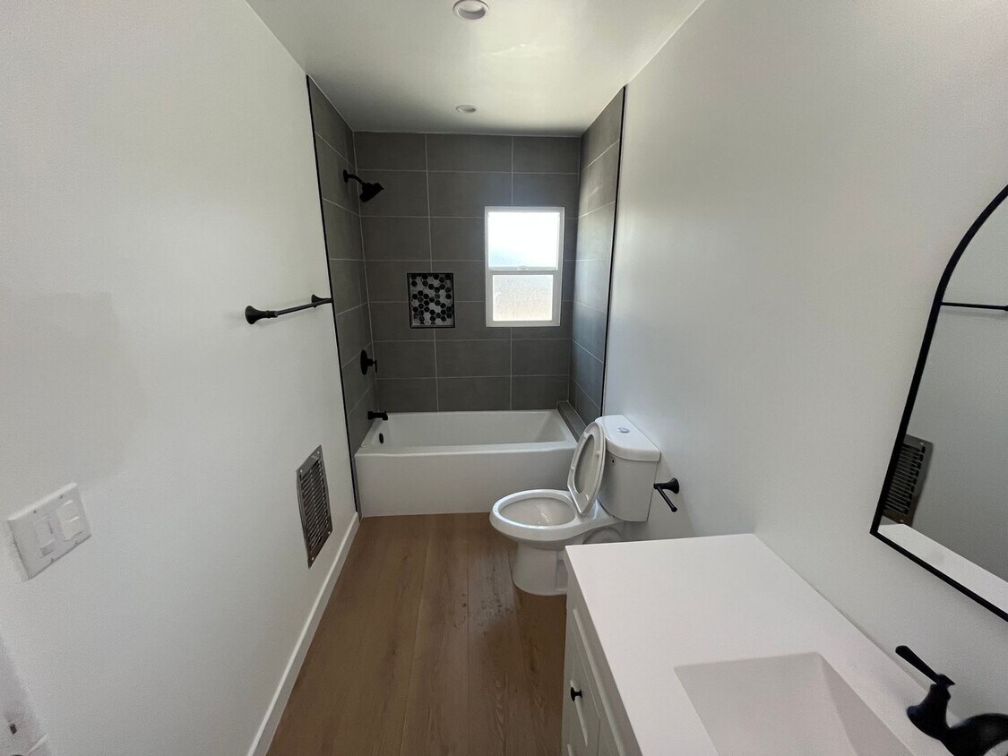 Foto principal - 10716-10720 Oxnard St.