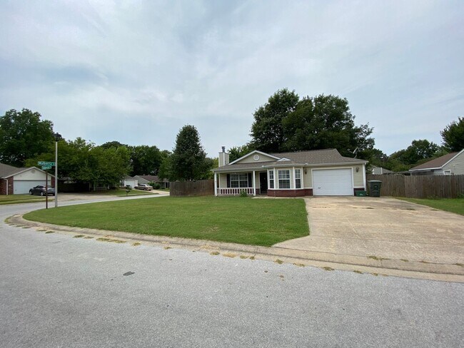 Building Photo - Adorable 3 Bedroom Home Fayetteville, AR!