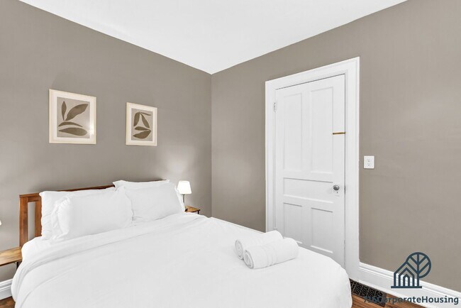 Foto del edificio - Furnished 3-Bedroom Lower Apartment on Delaware Ave
