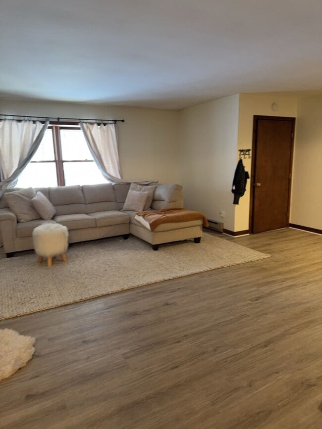 Foto del edificio - 62-62 Westwood Rd