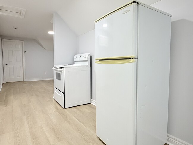 Building Photo - 935 Albert Rd