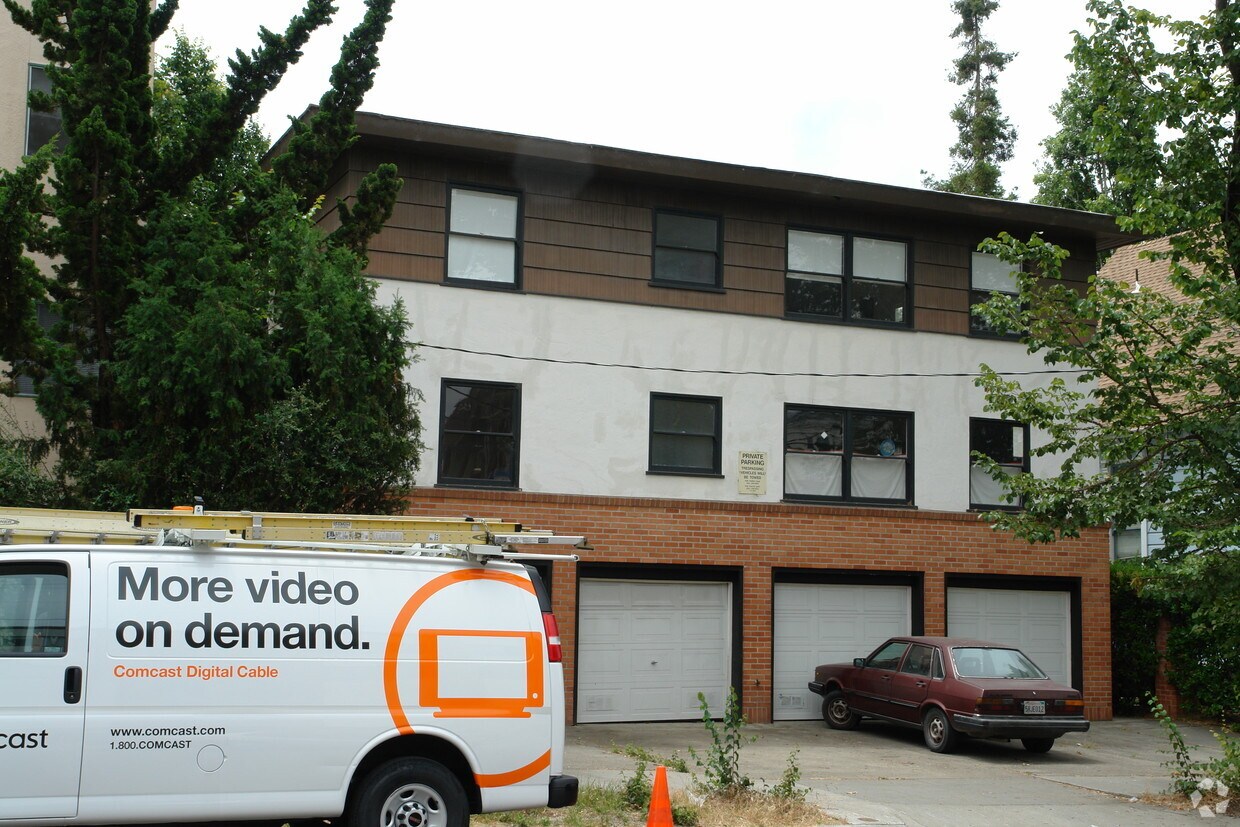 Building Photo - 2324 Blake St