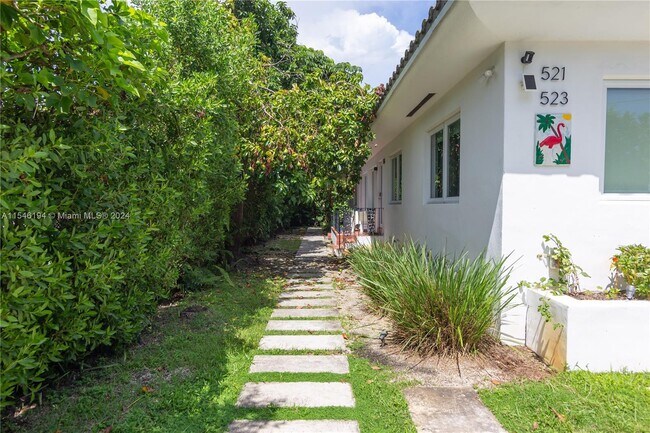 Foto del edificio - 521 NE 68th St