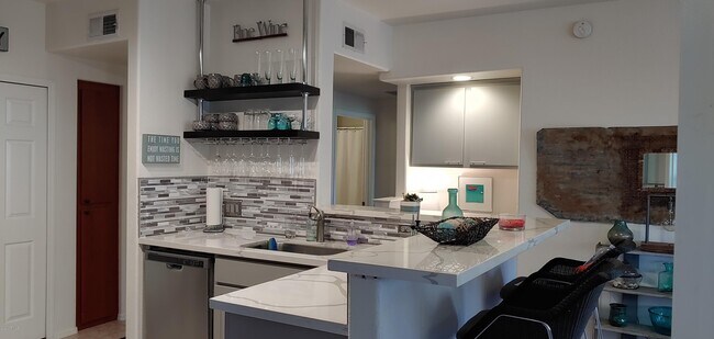 Foto del edificio - 9820 N Central Ave