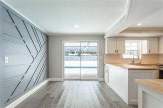 Building Photo - 2021 Valley Dr
