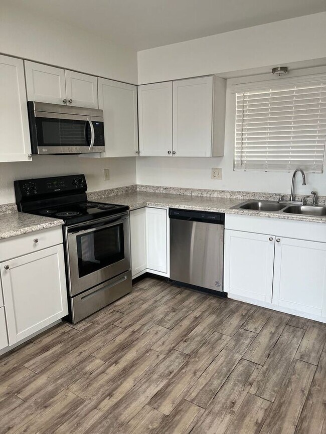 Building Photo - 2 Bedroom Central
