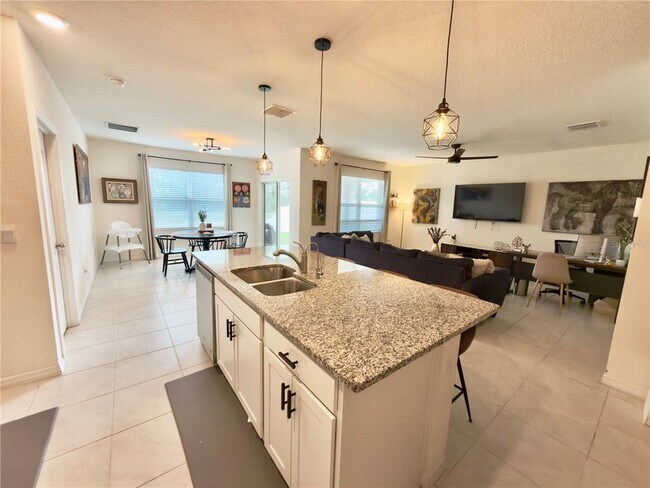 Foto del edificio - 512 Lily Ln