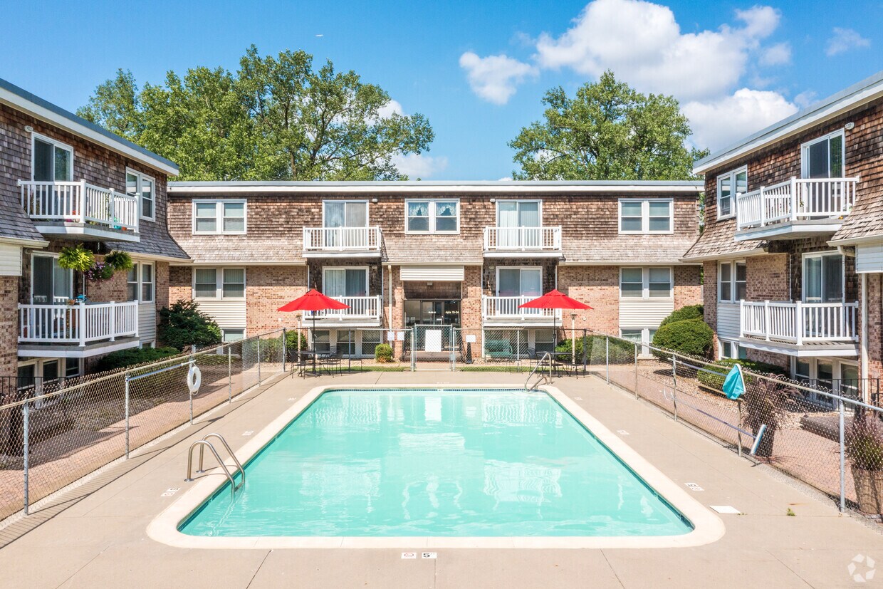 Windsor Chateau Apartments Apartments in Des Moines, IA