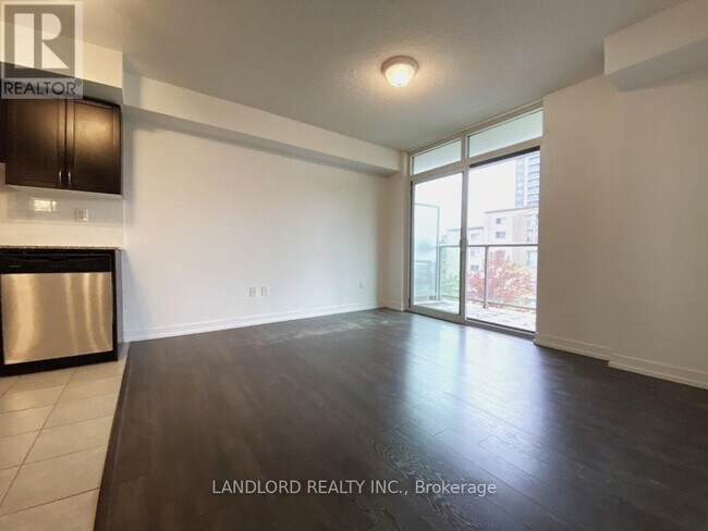 Photo du bâtiment - 816-816 Lansdowne Ave