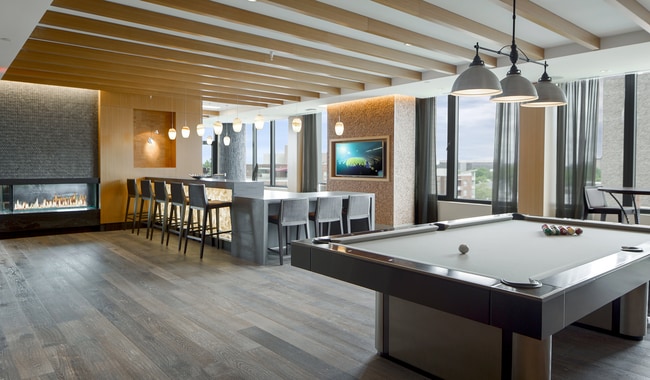 Conéctate, relájate y diviértete en nuestra elegante sala de estar. Un espacio de encuentro y confort. - Flats 8300 Apartment Homes