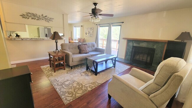 Foto del edificio - 3 Bedroom Home with Mountain Views Bordering National Forest