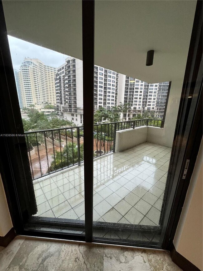 Foto del edificio - 520 Brickell Key Dr