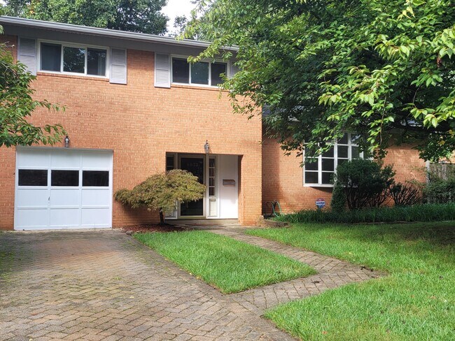 Building Photo - 6613 Lone Oak Dr