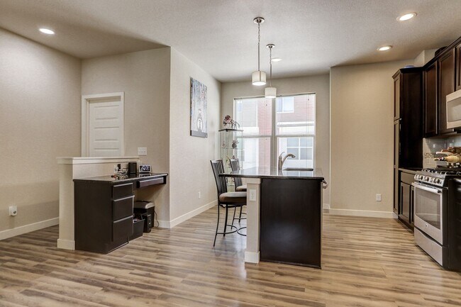 Foto del edificio - Two Bedroom, Two and a half bath! With Garage, Courtyard View, Stainless Appliances, Great Locati...