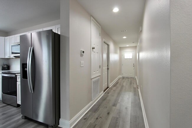Building Photo - 5366 Highview Dr