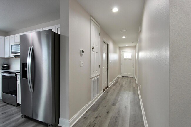 Foto del edificio - 5366 Highview Dr