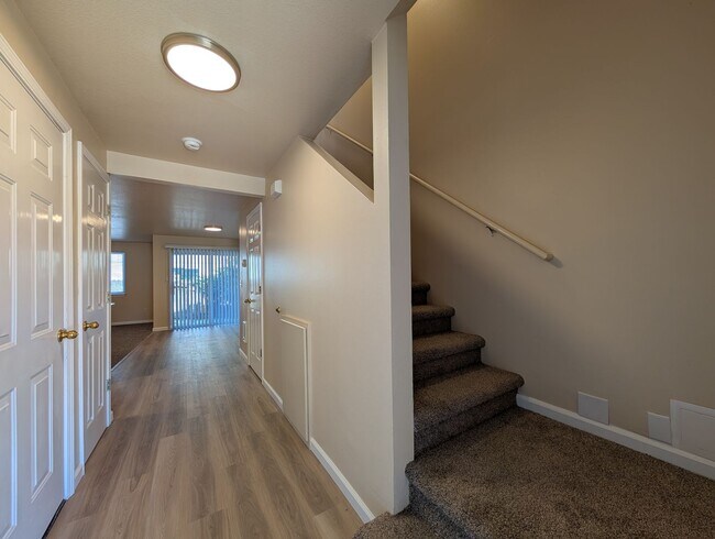 Foto del edificio - 3 bdrm/2 bthrm Duplex with Single Car Gara...