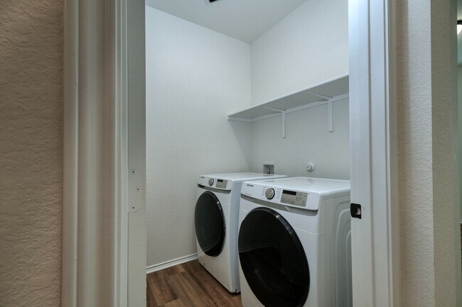 Building Photo - 712 Zelia Gln