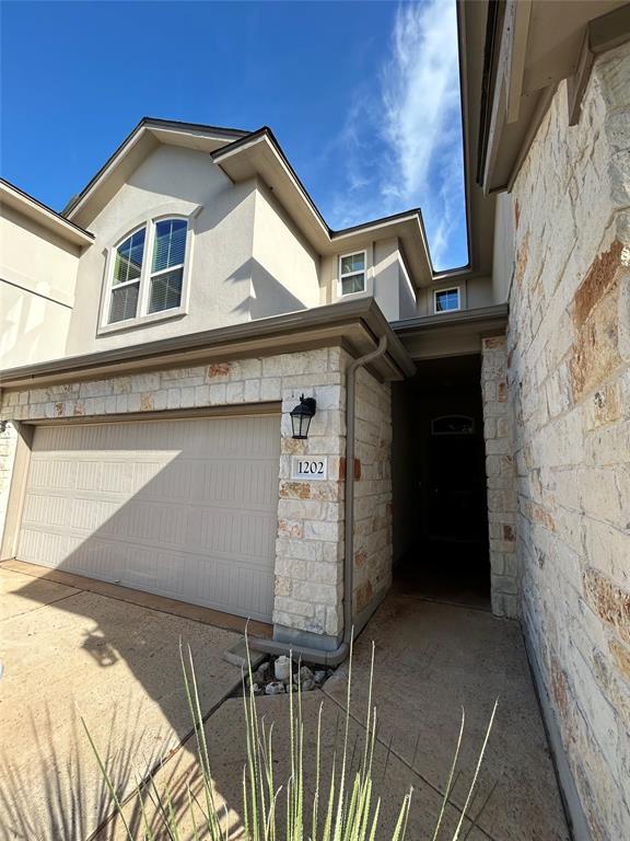 Building Photo - 13400 Briarwick Dr