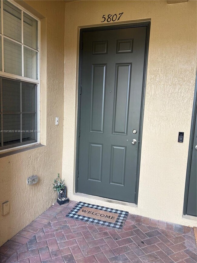 Foto del edificio - 5807 Hampton Hills Blvd