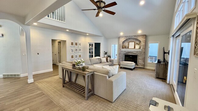 Building Photo - 643 Manorwood Ln
