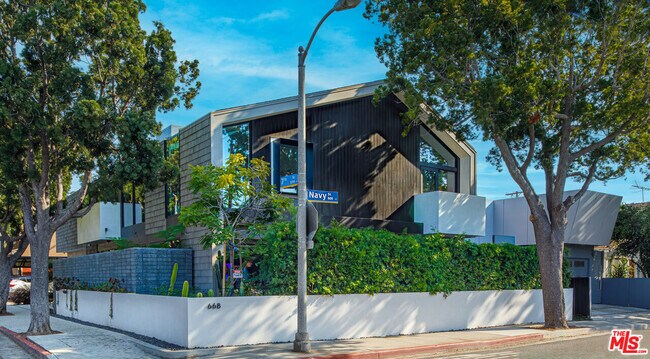 Building Photo - 668 Navy St
