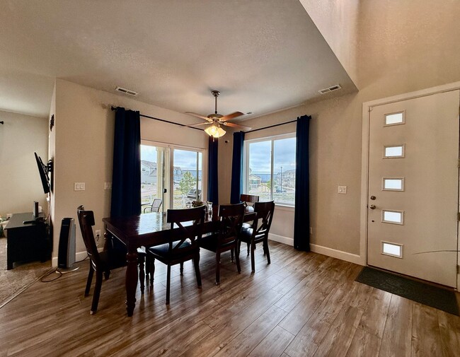Foto del edificio - Beautiful Modern 3-Bedroom, 2.5 bath Townh...
