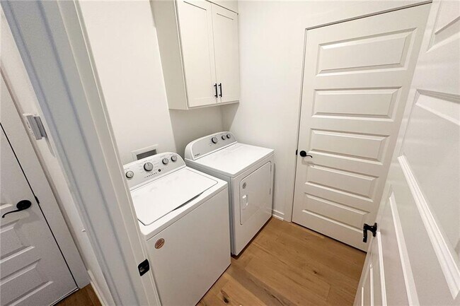 Foto del edificio - 1246 W James St