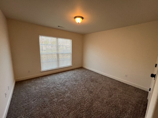 Building Photo - 1019 Lakeview Dr.
