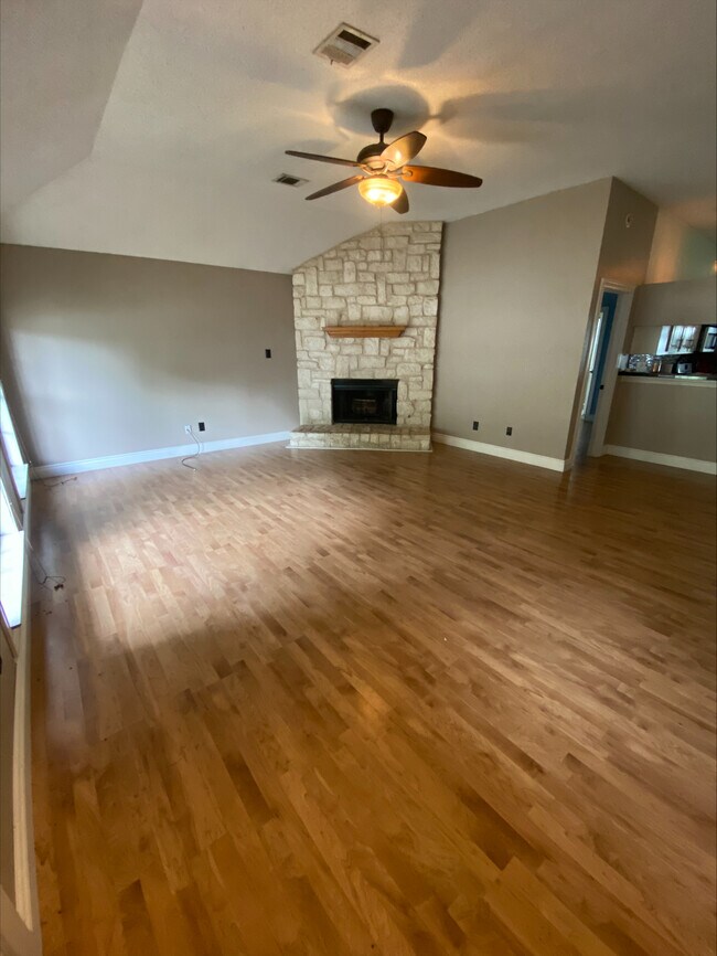 Foto del edificio - 702 Spring Hollow Dr
