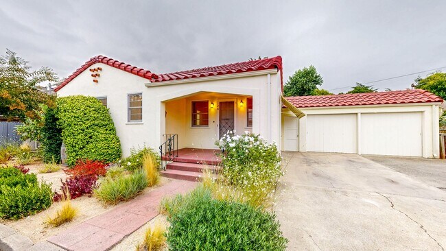 Building Photo - PURE Property Management -  Charming 2BR/1...