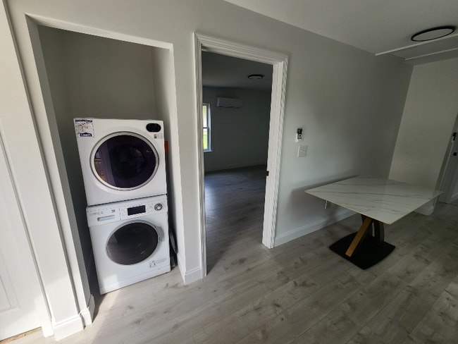 Foto del edificio - 300 N Evans St