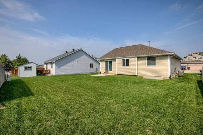 Building Photo - Newer Spacious Ranch Style 4 Bed 4 Bath Ho...