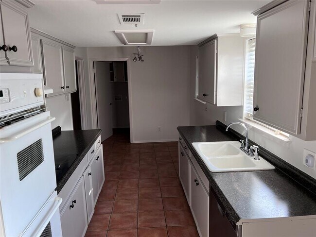 Foto del edificio - 2946 Longmeade Dr