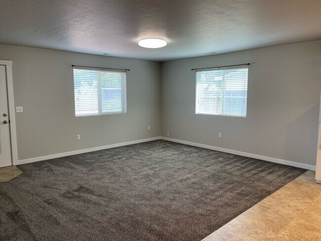 Living Room - 119 S Diamond St