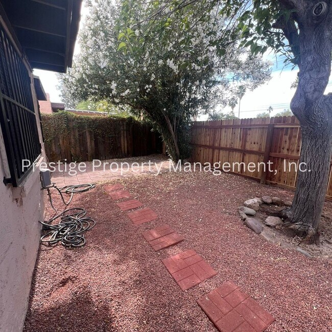 Building Photo - !!Charming Townhome With Fenced Yard!!
