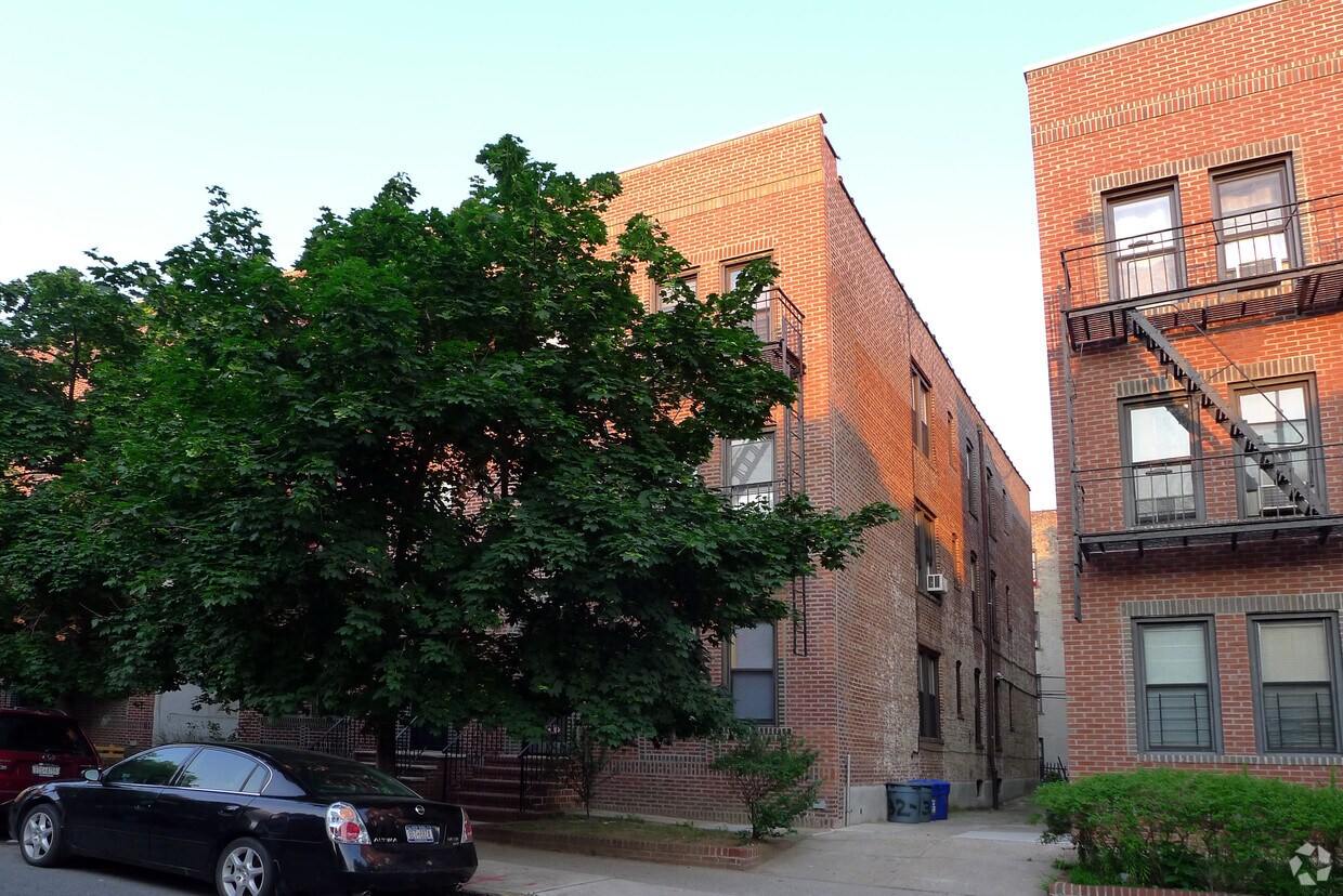 Foto del edificio - 32-10 82nd St