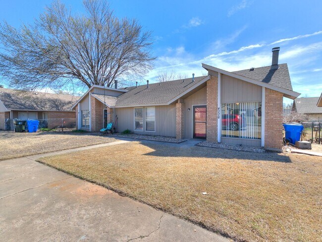 Building Photo - Charming West Norman Duplex