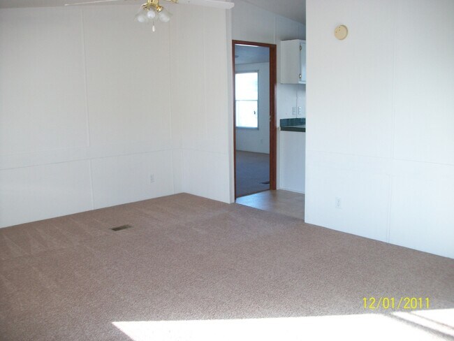 Foto del edificio - 3 bedroom, 2 bath, large bonus room, large covered porch, mobile home