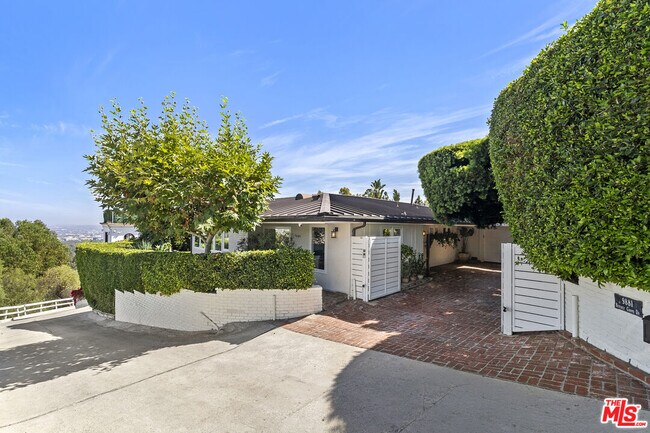 Foto del edificio - 9881 Beverly Grove Dr
