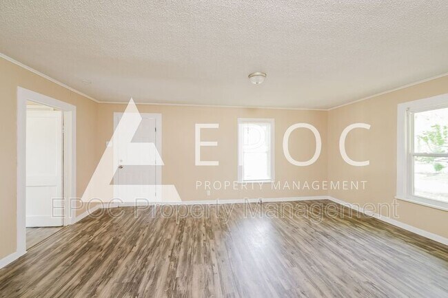 Foto del edificio - 521 E 1st St Ext